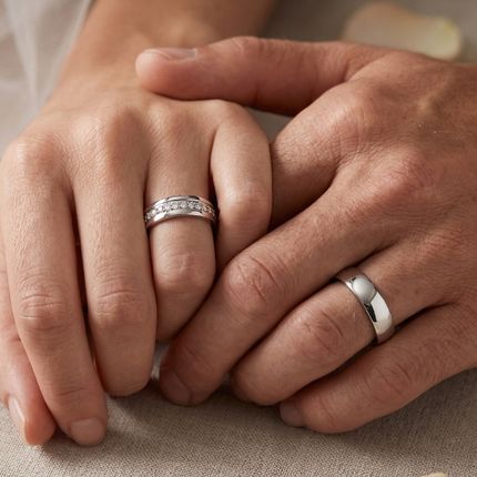 Trouwringen aan de hand - sfeerfoto witgoud met briljanten