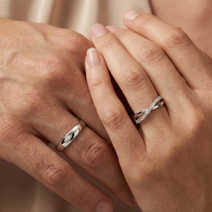 Trouwringen aan de hand - sfeerfoto witgoud