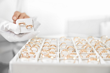 Waar let ik op bij het kopen van een trouwring?