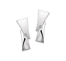 Gerhodineerd zilveren oorknoppen met diamant en een poli/matte afwerking.