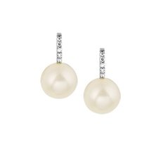 Witgouden oorknoppen met zoetwaterparel en diamant.