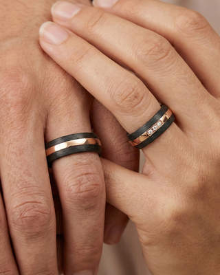Trouwringen 14k rosegoud met carbon