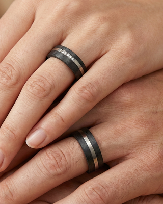 Trouwringen 14k witgoud met carbon