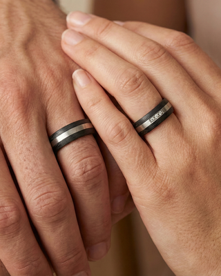 Trouwringen 14k witgoud met carbon
